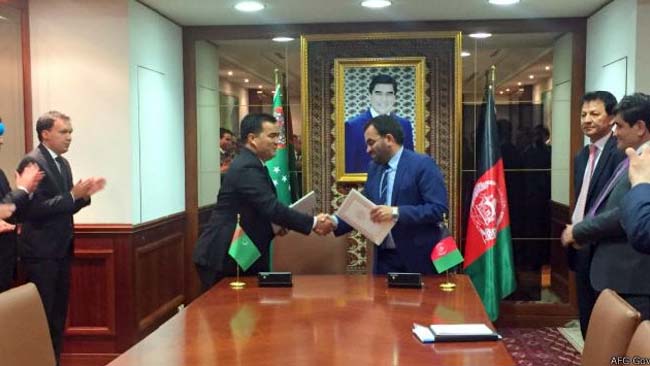 افغانستان قرارداد خرید و فروش برق با ترکمنستان امضا کرد